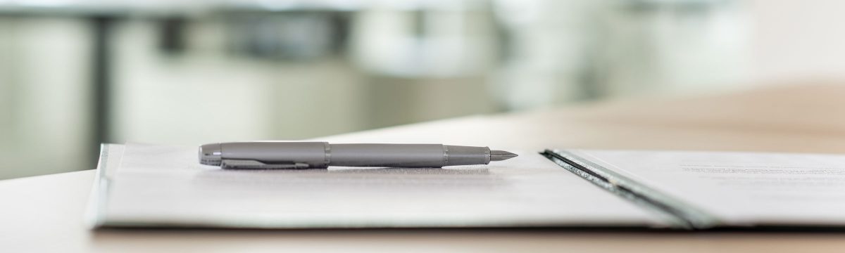 Dokumenten-Mappe mit einem Stift